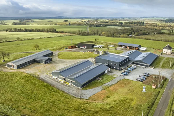 Vue aérienne du CIRVEAU, centre d'innovation et de recherche sur le veau implanté à Mauron en Bretagne
